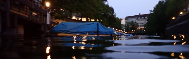 Gewässer mit nächtlichem Kunstlicht