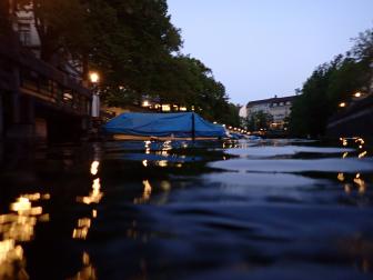 Gewässer mit nächtlichem Kunstlicht