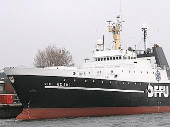 Grosser Fischtrawler im Hafen